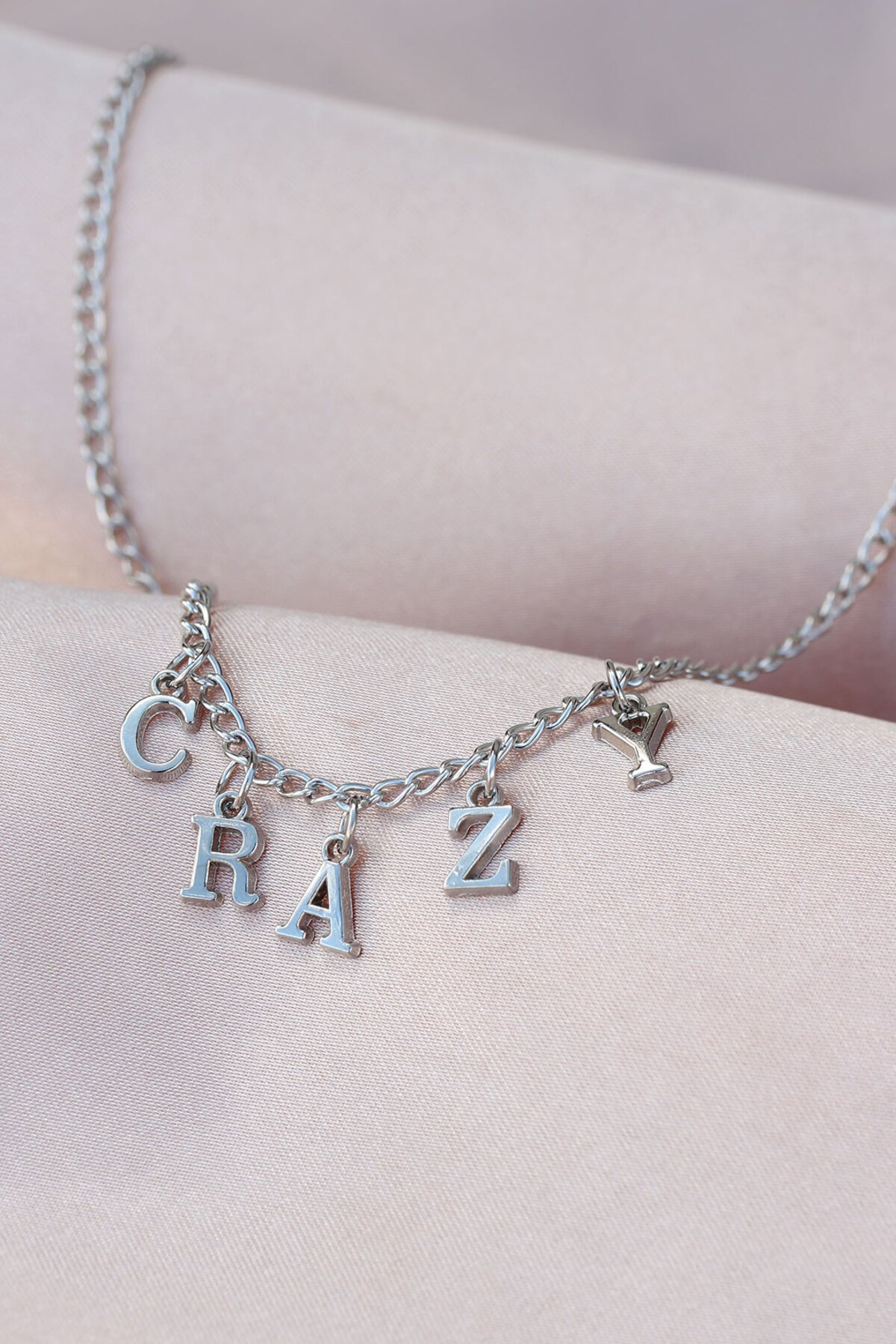 Yeni Sezon Crazy Yazılı Gümüş Renk Sallantılı Kadın Kolye